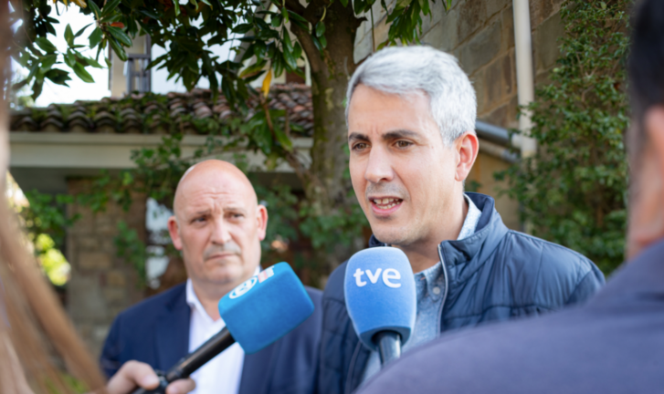 El secretario general del PSOE y portavoz parlamentario, Pablo Zuloaga y al fondo el exalcalde socialista de Santillana del Mar, Ángel Rodríguez. / A.E.