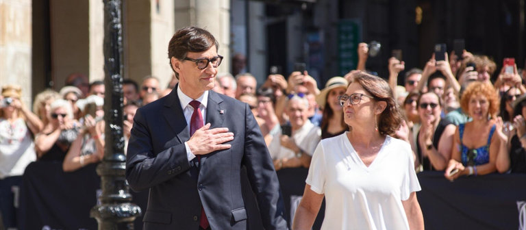 Portada
Barcelona
Gerona
Lérida
Tarragona
El nuevo president de la Generalitat de Cataluña, Salvador Illa y su mujer, Marta Estruch, a su llegada a la toma de posesión como president de la Generalitat, en la plaza de Sant Jaume, a 10 de agosto de 2024, en Barcelona, Catalunya (España). El primer secretario del PSC, Salvador Illa, fue investido el pasado 8 de agosto, presidente de la Generalitat con los votos de los 42 diputados de su grupo parlamentario (PSC-Units), los 20 de ERC y los 6 de los Comuns, que suman los 68 escaños que representan la mayoría absoluta. Ayer, 9 de agosto, se reunieron él y el presidente saliente, Pere Aragonès, para realizar el traspaso institucional de funciones.
10 AGOSTO 2024;INVESTIDURA;ILLA;TOMA DE POSESIÓN;CATALUÑA;BARCELONA;PSC;PSOE;MINISTROS
Alberto Paredes / Europa Press
10/8/2024
Salvador Illa y su mujer, Marta Estruch, llegan a la toma de posesión, en el Palau de la GeneralitatEuropa Press