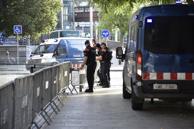 Agentes de los Mossos d’ Esquadra en las inmediaciones de la Ciutat de la Justicia de Barcelona. David Oller