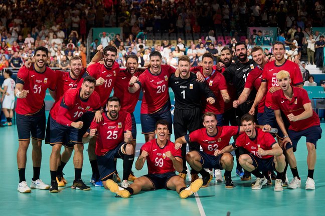 Los Hispanos celebran la medalla de bronce ganada contra Eslovenia en los Juegos Olímpicos de Paris 2024