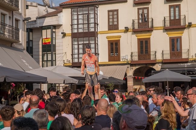 Una silueta del atleta cántabro aupada por los asistentes a la plaza.