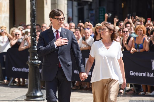 El nuevo presidente de la Generalitat de Cataluña, Salvador Illa y su mujer, Marta Estruch. Alberto Paredes