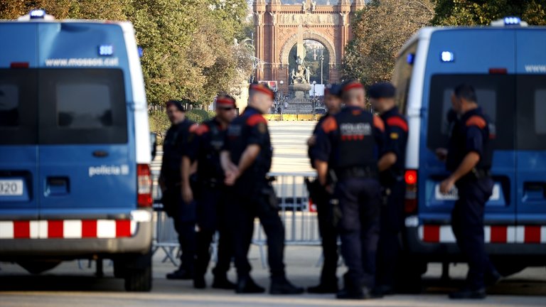 Agentes de los Mossos d' Esquadra y varias personas en las inmediaciones del Parlament de Cataluña, en el parque de la Ciutadella. Kike Rincón / Archivo