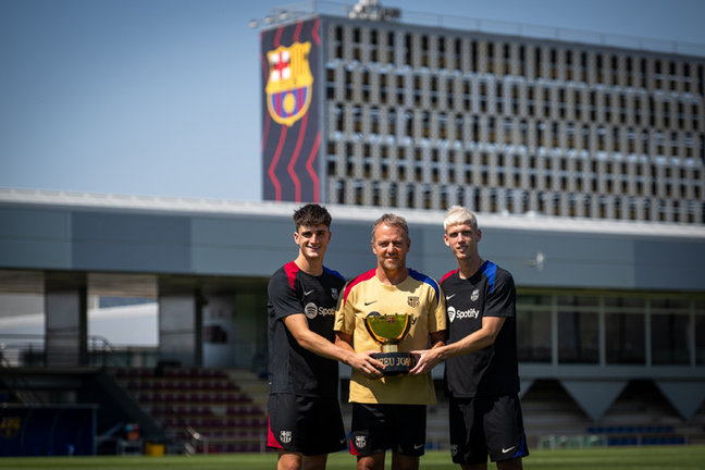 Pau Víctor, Hansi Flick y Dani Olmo posan con el Trofeu Joan Gamper previamente a su disputa contra el AS Monaco. / FCB