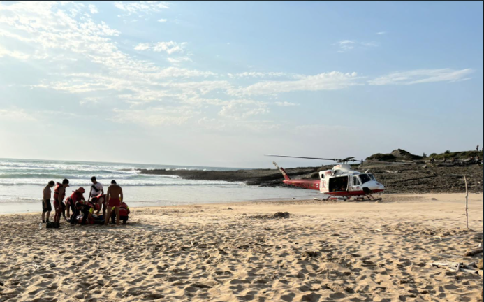 El helicóptero del Gobierno de Cantabria, asistiendo a la madre de sus dos hijos, que finalmente tuvo que ser evacuada. / A.E.