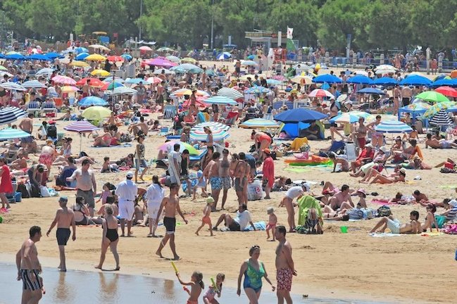 Cientos de personas disfrutan estos días en Santander de las playas y del sol. Tanto turistas como vecinos visitan cada día los arenales de la ciudad en busca de un baño refrescante en aguas del Cantábrico o de un baño de sol que broncee sus cuerpos. En la fotografía de DELTA se puede comprobar la gran afluencia de bañistas a la playa de el Sardinero en la jornada de ayer sábado