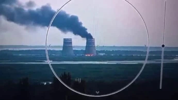 Zelensky, "Desde Nikopol informamos de que los ocupantes rusos han provocado un incendio en el territorio de la central nuclear de Zaporizhzhia"