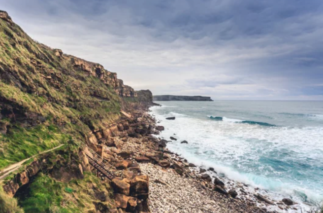 Vista de la playa La Tablía en Suances, donde encontraron el cuerpo sin vida. / A.E.