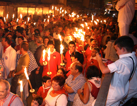 Cientos de personas durante el chupinazo de las fiestas de la Virgen de la Niña en Ampuero. / A.E.