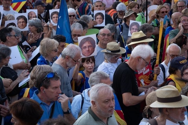 Decenas de personas durante la concentración para recibir al expresidente de la Generalitat Carles Puigdemont en el paseo Lluís Companys, a 8 de agosto de 2024, en Barcelona, Catalunya (España). Dicha concentración ha sido convocada por entidades independentistas, con la asistencia de Junts, ERC, CUP, ANC, Òmnium Cultural, CDR y Associació de Municipis per la Independència (AMI). Puigdemont tiene previsto asistir a este acto de bienvenida para después participar en el pleno de investidura del líder del PSC, casi 7 años después de instalarse en Bélgica por las consecuencias judiciales del 'procés', y con una orden de detención.
David Zorrakino / Europa Press
08/8/2024