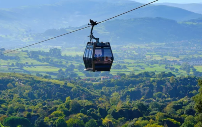 La Telecabina del Parque de la Naturaleza de Cabárceno es una infraestructura turística que permite una mejora en el disfrute de los visitantes al parque, así como una mayor accesibilidad, ya que facilita al usuario una visión panorámica en altura.