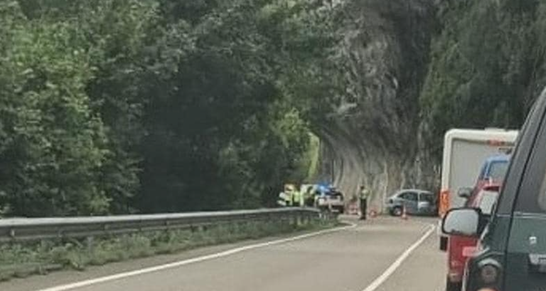 Un conductor perdió la vida tras salirse de la carretera AS-117 y colisionar contra una roca en Sobrescobio. La Guardia Civil de Tráfico investiga las causas del accidente.