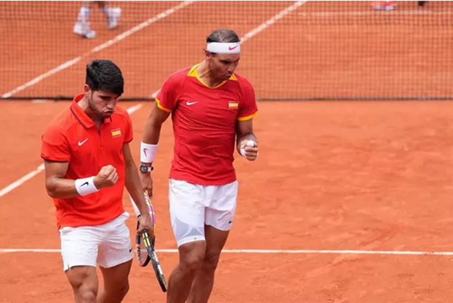 Carlos Alcaraz y Rafa Nadal durante los Juegos Olímpicos de París. / J. Barroso / ep