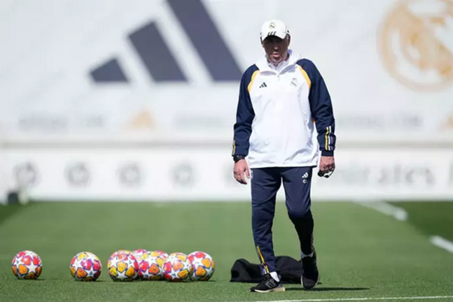 El técnico del Real Madrid. Carlo Ancelotti durante un entrenamiento con el equipo. / EP