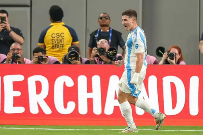 Julián Álvarez celebra un gol con la selección argentina en la Copa América. / EP