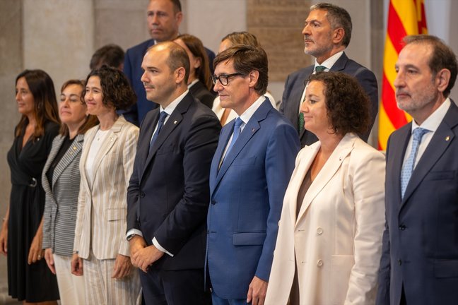 El presidente de la Generalitat de Cataluña, Salvador Illa (c), posa junto a los nuevos consellers durante el acto de toma de posesión del Govern catalán. Lorena Sopêna