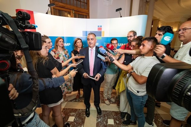 El consejero de Fomento, Ordenación del Territorio y Medio Ambiente, Roberto Media, inaugura el curso ‘Adaptación al cambio climático de ciudades costeras: diferentes escalas de trabajo’ en la UIMP. / ALERTA