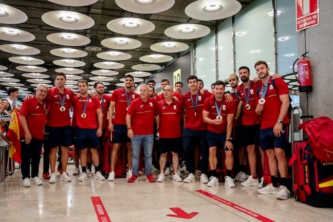 El equipo masculino de balonmano a su llegada al Aeropuerto Adolfo Suárez-Madrid Barajas, a 12 de agosto de 2024, en Madrid (España). Desde el pasado 26 de julio se han celebrado en París los Juegos Olímpicos 2024, que terminaron ayer, 11 de agosto. El equipo olímpico español ha conseguido un total de 18 medallas.
12 AGOSTO 2024;MEDALLAS;OLÍMPICO;JUEGOS;JJOO
A. Pérez Meca / Europa Press
12/8/2024