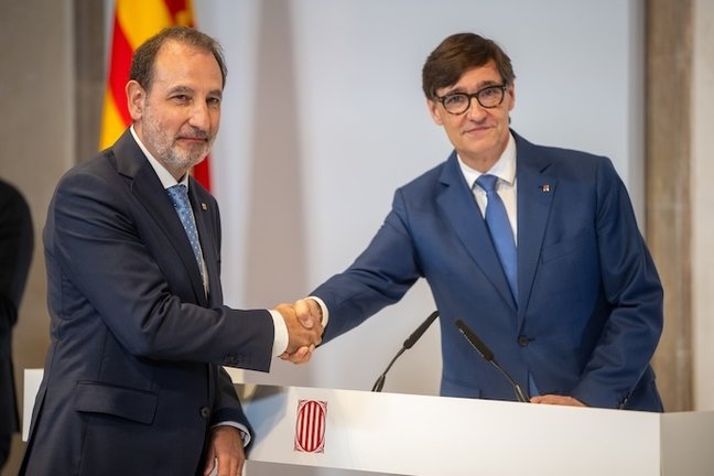 El nuevo conseller de Justicia y Calidad Democrática, Ramon Espadaler (i), y el presidente de la Generalitat de Catalunya, Salvador Illa (d), durante el acto de toma de posesión del Govern catalán, en el Palau de la Generalitat, a 12 de agosto de 2024, en Barcelona, Catalunya (España). Los nuevos consellers del Govern Catalán han tomado posesión de su cargo después de que el pasado jueves Salvador Illa fuera investido como presidente de la Generalitat con el apoyo de Comuns y ERC. En total el Govern de Illa contará con 16 Consellerias divididas en los departamentos de Presidencia; Economía y Hacienda; Deportes; Educación y Formación Profesional; Igualdad y Feminismo; Política  Lingüística; Unión Europea y Acción Exterior; Empresa y Trabajo; Derechos Sociales e Inclusión; Universidades e Investigación; Interior; Sanidad; Agricultura, Ganadería, Pesca y Alimentación; Territorio, Transición Ecológica y Vivienda; Cultura; y Justicia y Calidad Democrática.
12 AGOSTO 2024;GOVERN;CONSELLERS;TOMA;POSESIÓN;POLÍTICA;GOBIERNO
Lorena Sopêna / Europa Press
12/8/2024