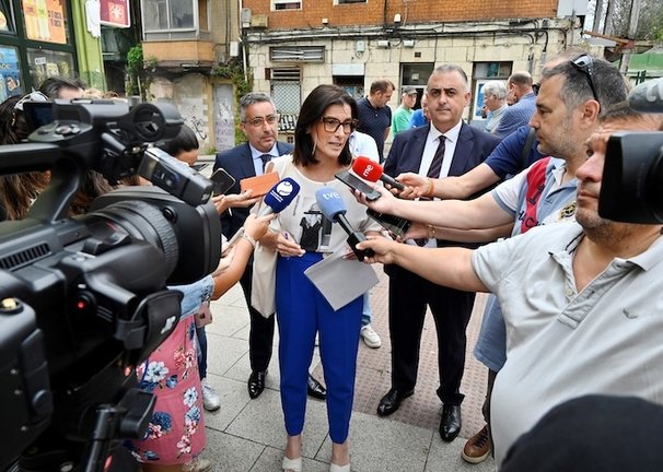 La alcaldesa de Santander, Gema Igual atiende a la prensa en el Cabildo de Arriba. / ALERTA