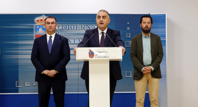 El consejero de Medio Ambiente, Roberto Media, durante la rueda de prensa. / A.E.