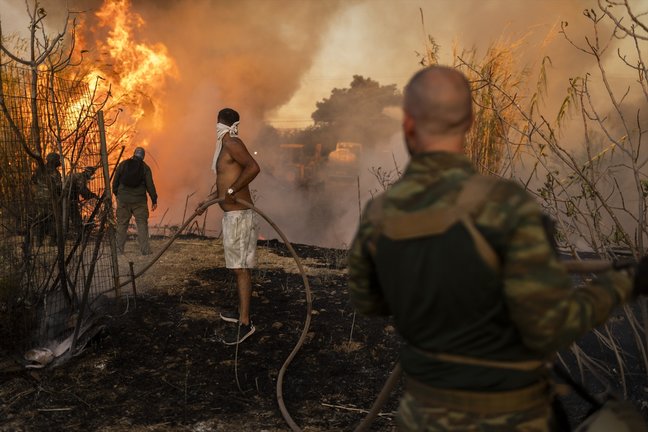 Voluntarios se unen para intentar apagar el incendio que azota el norte de Atenas. / Socrates Baltagiannis