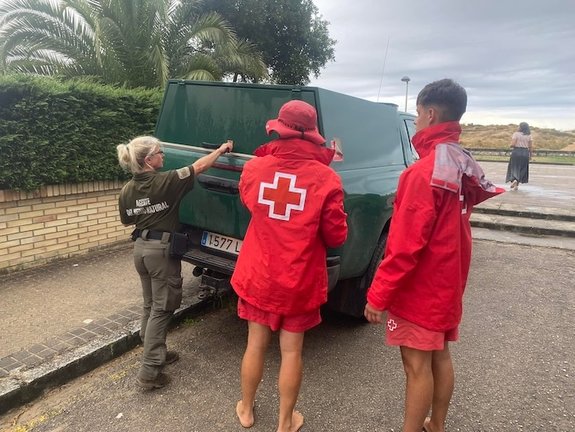 El equipo de rescate de la cruz roja frente a la playa donde apareció este cetáceo.