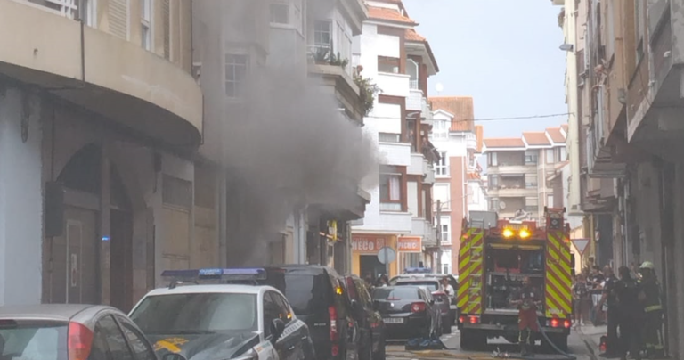 Operativo relámpago en Santoña: Bomberos apagan incendio en garaje y salvan el edificio