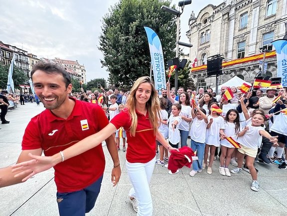 Los medallistas reciben el cálido homenaje en la plaza del Ayuntamiento de Santander. / A.E.