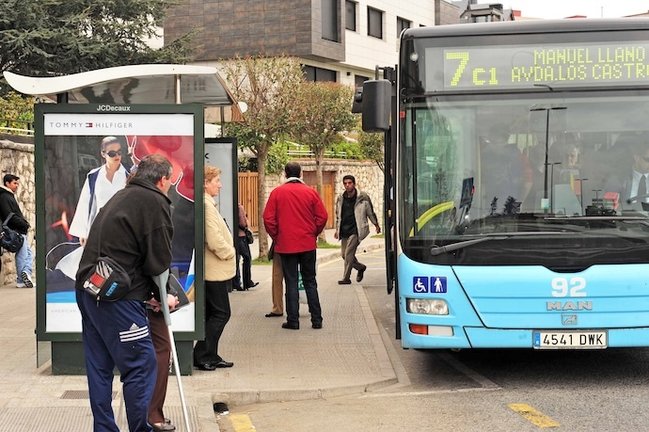 El TUS registra más de 16 millones de viajeros entre enero y octubre. María José González Revuelta, concejala de Movilidad Sostenible,  destaca que mientras el autobús municipal mantiene su cifra de usuarios desciende la de los transportes colectivos tanto a nivel regional como nacional. En la foto los Autobuses Municipales de Santander