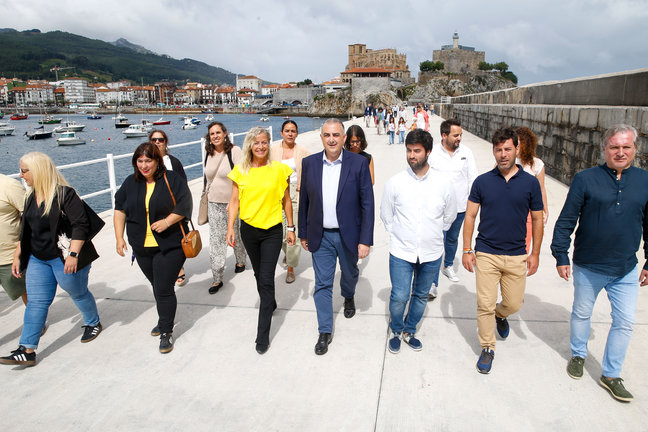 El consejero de Fomento, Ordenación del Territorio y Medio Ambiente, Roberto Media, inaugura las obras de la segunda fase del dique norte de Castro Urdiales. / Alerta