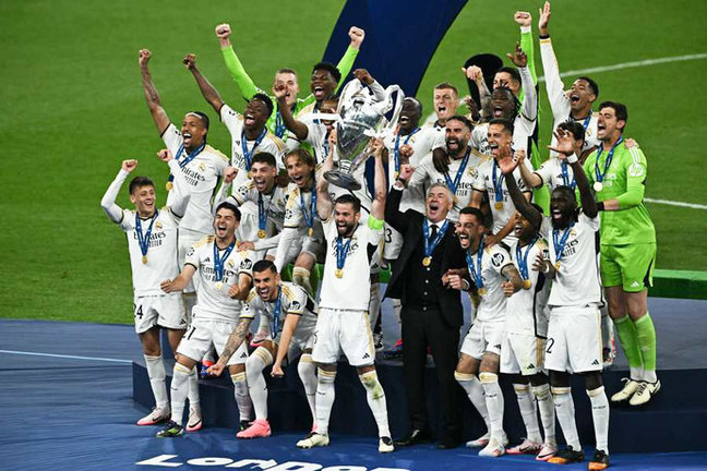 El técnico blanco, Carlo Ancelotti y el equipo celebran 'La champions'. / ep