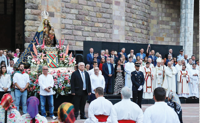 La patrona sale de la Iglesia.