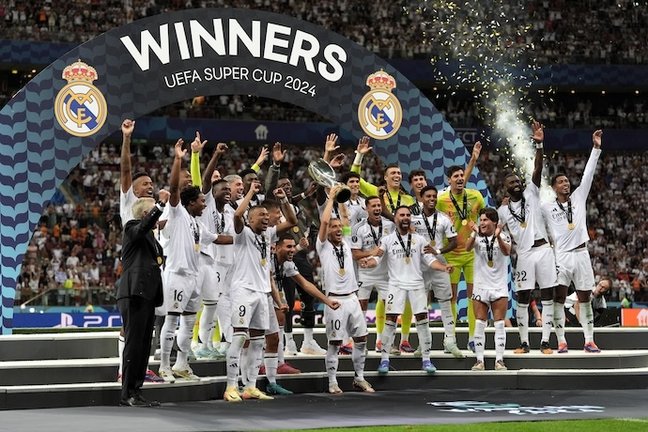 14 de agosto de 2024, Polonia, Varsovia: Los jugadores del Real Madrid celebran con el trofeo en la ceremonia de entrega tras el partido de la Supercopa de la UEFA 2024 entre el Real Madrid CF y el Atalanta BC en el estadio nacional. Foto: Massimo Paolone/LaPresse vía ZUMA Press/dpa
Massimo Paolone/LaPresse via ZUM