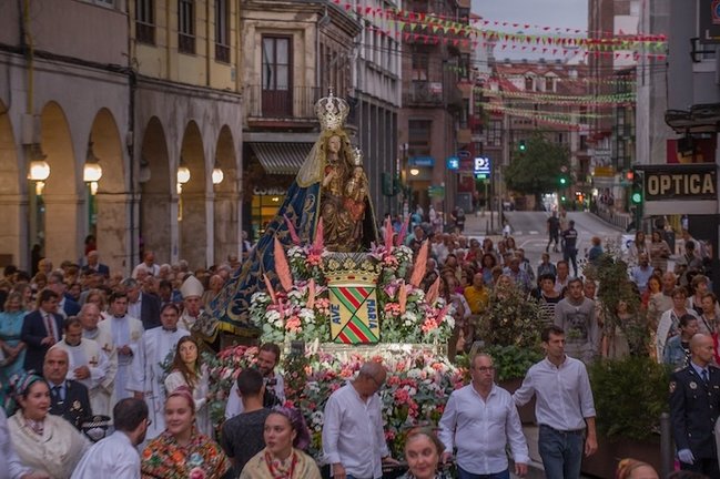 Procesión de la Virgen Grande en Torrelavega, donde el alcalde entrega el bastón de mando de la ciudad a La Patrona, en el marco de las Fiestas de la Virgen Grande.