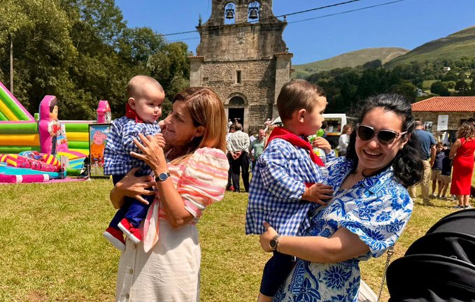 La presidenta de Cantabria, María José Sáenz de Buruaga, ha asistido hoy en Selaya a la festividad de Nuestra Señora de Valvanuz, un evento que, una vez más, ha reunido a cientos de personas en torno al santuario de la patrona de los pasiegos.