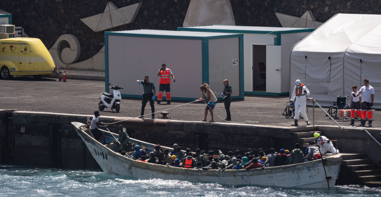 Un tercer cayuco a su llegada al puerto de La Restinga, a 22 de agosto de 2024, en El Hierro, Canarias (España). El primer cayuco que ha llegado a la isla contaba con 188 migrantes, entre ellos 14 mujeres. Tras el desembarco varias de esas personas han sido trasladadas al hospital porque presentaban algún malestar físico. El segundo cayuco llegó por sus propios medios al puerto, una hora más tarde con otros 76 migrantes a bordo, cinco de ellas mujeres.
Fecha: 22/08/2024. leer menos

Firma: Antonio Sempere / Europa Press