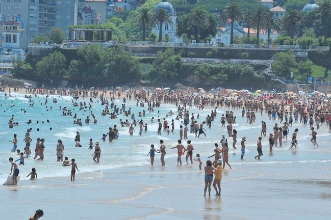 Cientos de personas disfrutan estos días en Santander de las playas y del sol. Tanto turistas como vecinos visitan cada día los arenales de la ciudad en busca de un baño refrescante en aguas del Cantábrico o de un baño de sol que broncee sus cuerpos. En la fotografía de DELTA se puede comprobar la gran afluencia de bañistas a la playa de el Sardinero en la jornada de ayer sábado