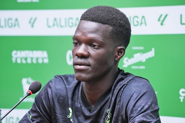 El nuevo centrocampista del Racing de Santander, Maguette Gueye, durante la rueda de prensa de su presentación. / RRC