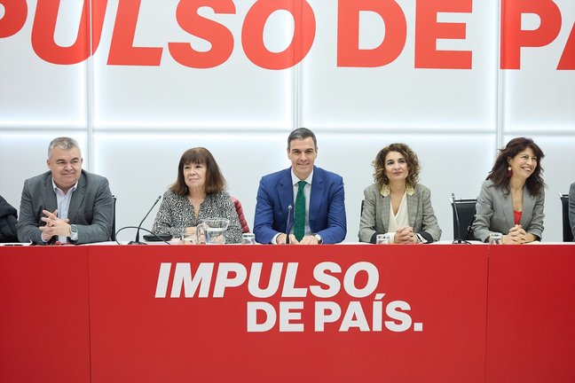 (I-d)Santos Cerdán, Cristina Narbona, Pedro Sánchez, María Jesús Montero y Ana Redondo, durante la reunión de la Comisión Ejecutiva Federal. / Jesús Hellín