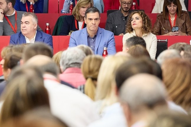 El secretario general del PSOE y presidente del Gobierno en funciones, Pedro Sánchez (c), preside la reunión del Comité Federal, en la sede del PSOE, a 28 de octubre de 2023, en Madrid (España). El PSOE ha convocado hoy una reunión extraordinaria del Comité Federal para consultar con la militancia el acuerdo de Gobierno alcanzado con Sumar de cara a un posible Ejecutivo de coalición. La convocatoria llega después de que los máximos responsables de PSOE y Sumar hayan sellado un acuerdo de coalición con el que pretenden completar una legislatura de cuatro años.  Para que haya Gobierno, sin embargo, es necesario el voto favorable de otros grupos parlamentarios, entre ellos los partidos independentistas –ERC y Junts– que reclaman, entre otras cosas, la aprobación de una amnistía a los implicados en el 'procés'.
28 OCTUBRE 2023;COMITÉ;COMITÉ FEDERA;MILITANTES;
Jesús Hellín / Europa Press
(Foto de ARCHIVO)
28/10/2023