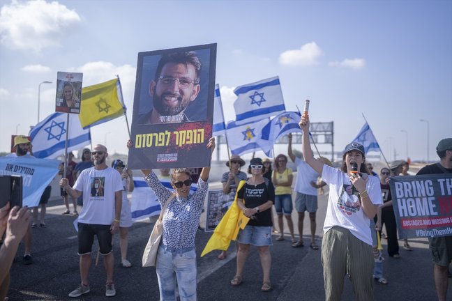 Familiares, amigos y partidarios de los rehenes israelíes tomados por Hamas en Gaza participan en una protesta en la carretera costera israelí en las afueras del Kibbutz Yakum. Ilia yefimovich