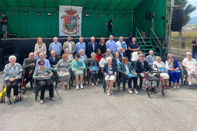 La consejera de Inclusión Social, Juventud, Familias e Igualdad, Begoña Gómez, asiste al homenaje a los mayores con motivo del Día de Campoo de Enmedio. / Alerta