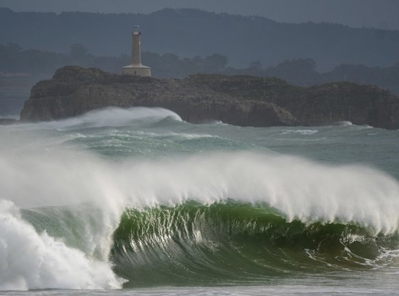 Imagen del temporal en la zona de El Sardinero en Santander. / A.E.