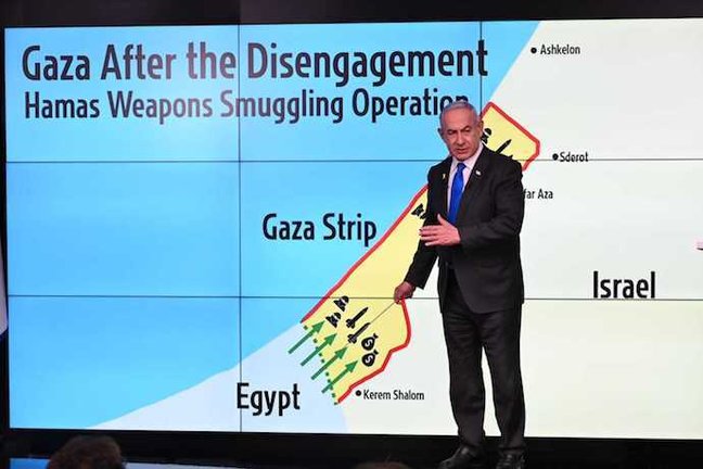 El primer ministro de Israel, Benjamin Netanyahu, señala un mapa de la Franja de Gaza durante una conferencia de prensa. / DPA