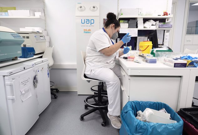 Una técnico de laboratorio trabaja con pruebas PCR para la viruela del mono. / E.P.