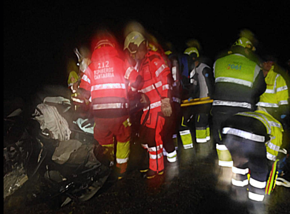 Los bomberos y operarios del servicio de emergencias tras el accidente. / A.E.