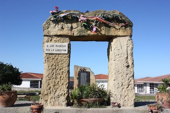 Monumento en memoria de los republicanos inhumados en las fosas comunes del cementerio municipal de Ciriego, Santander. / A.E.