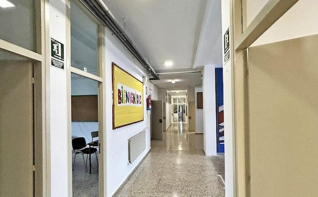 El pasillo del Colegio Marzán renovado con una fresca capa de pintura, listo para recibir a los estudiantes en un ambiente revitalizado. / A.E