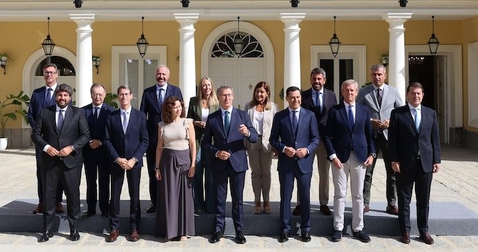 Foto de familia, el presidente del PP, Alberto Núñez Feijóo, junto a los barones del PP, al llegar a una reunión con los presidentes autonómicos del Partido Popular, en el Palacio de los Duques de Pastrana, a 6 de septiembre de 2024, en Madrid (España). Durante el encuentro, al que acuden los once presidentes autonómicos del PP, buscan exhibir una foto de unidad con la financiación autonómica y denuncian el intento de "división" que, a su juicio, ‘’pretende el Gobierno al asegurar que la financiación singular de Cataluña puede extenderse a otras comunidades’’. Con este objetivo, han pactado un documento que suscriben hoy en el que se comprometen a tratar la financiación solo en "foros multilaterales". leer menos

Firma: Marta Fernández / Europa Press